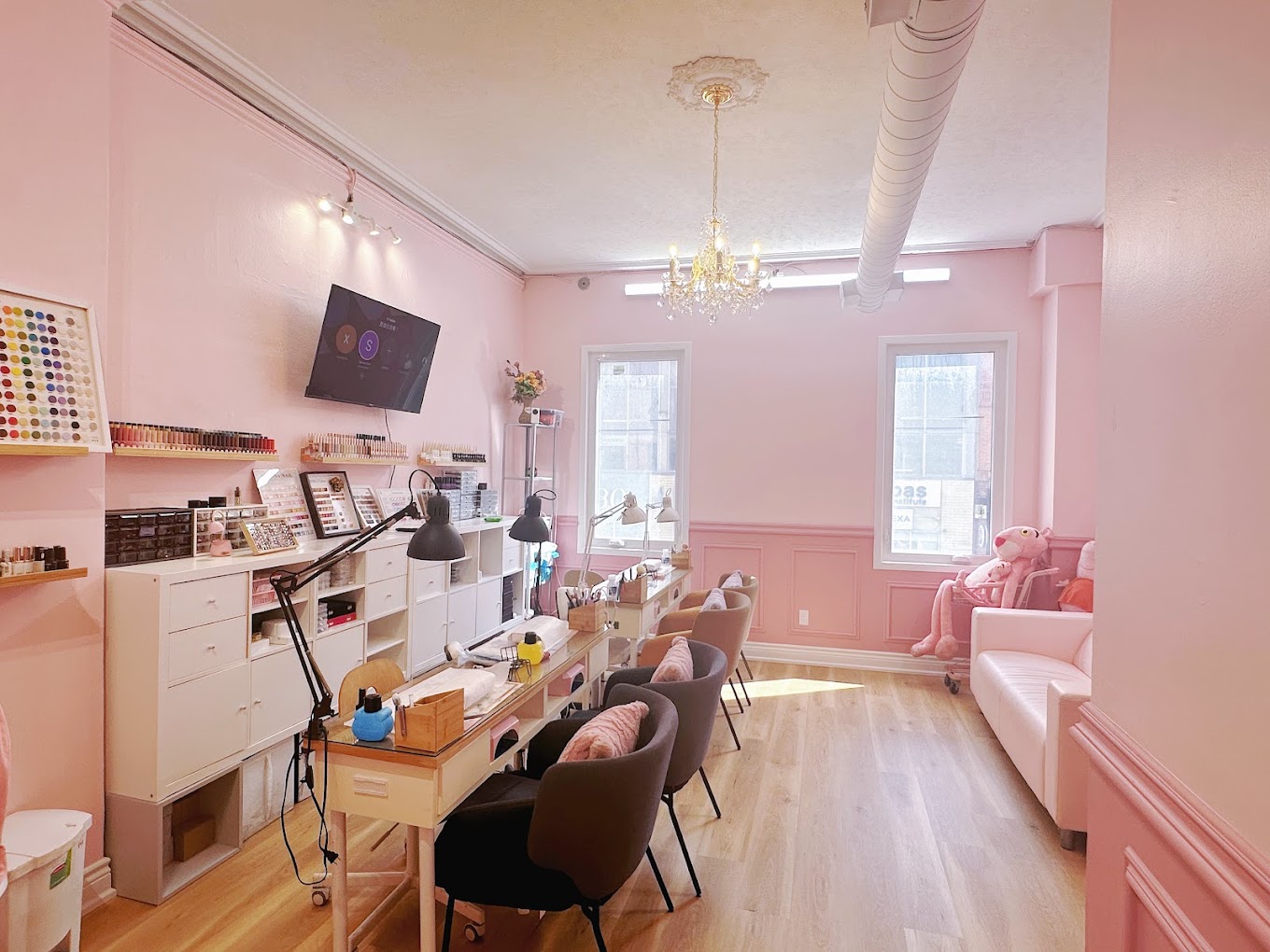 La Para Nail Lounge salon interior with soft pink walls and manicure stations